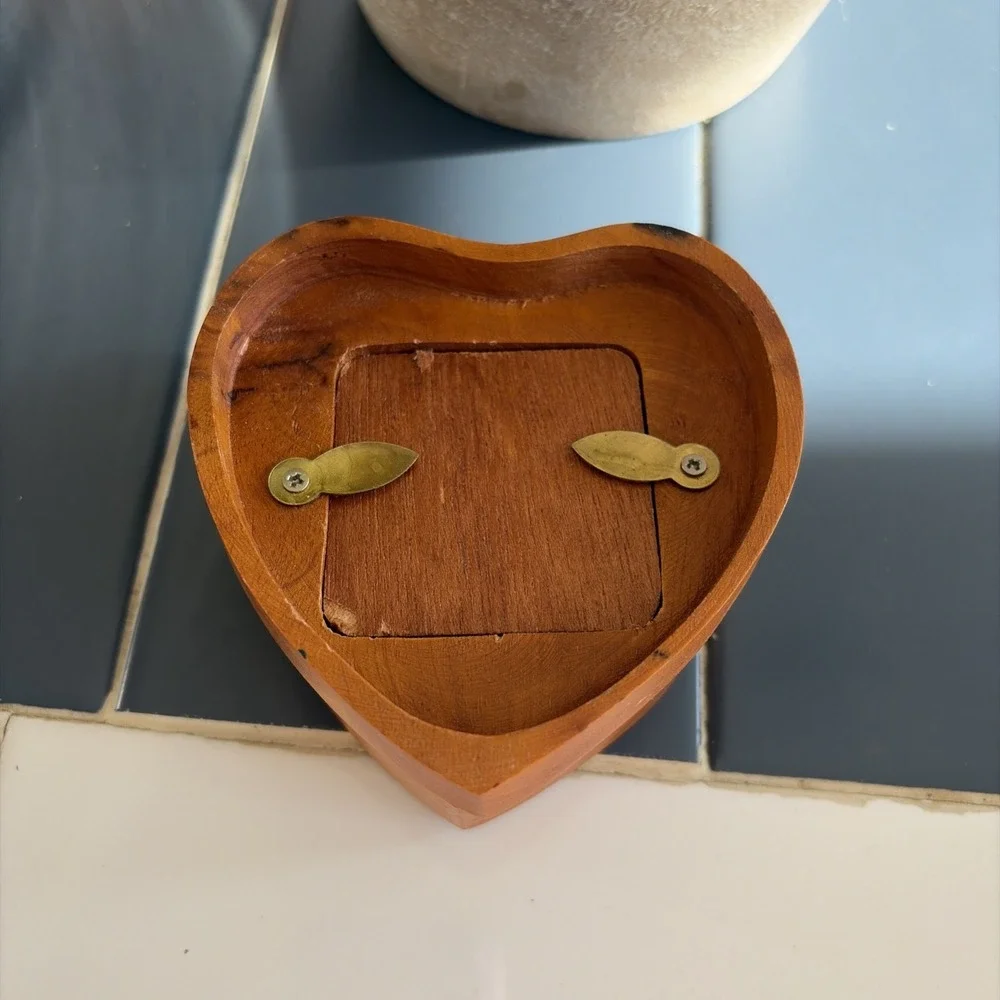 Decorative art heart shaped trinket or jewelry box, wood/metal (B1)